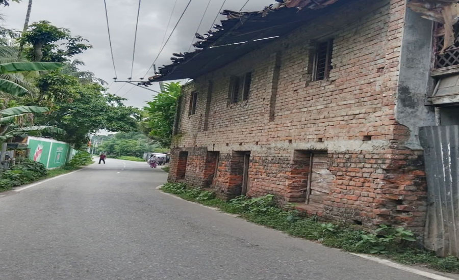 কাউখালীতে সড়কের ওপর ঝুঁকিপূর্ণ পরিত্যক্ত ভবন