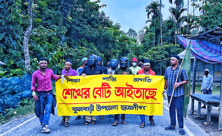 ফুলবাড়ীতে নিষিদ্ধ ঘোষিত ছাত্রলীগের বিক্ষোভ মিছিল, ব্যানারে শেখের বেটি আইতাছে স্লোগান