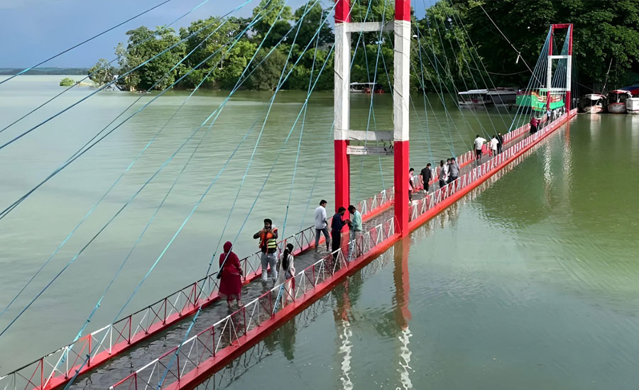 রাঙ্গামাটিতে কাপ্তাই হ্রদের পানিতে তলিয়ে যাচ্ছে ঝুলন্ত সেতু, পর্যটক চলাচল বন্ধ