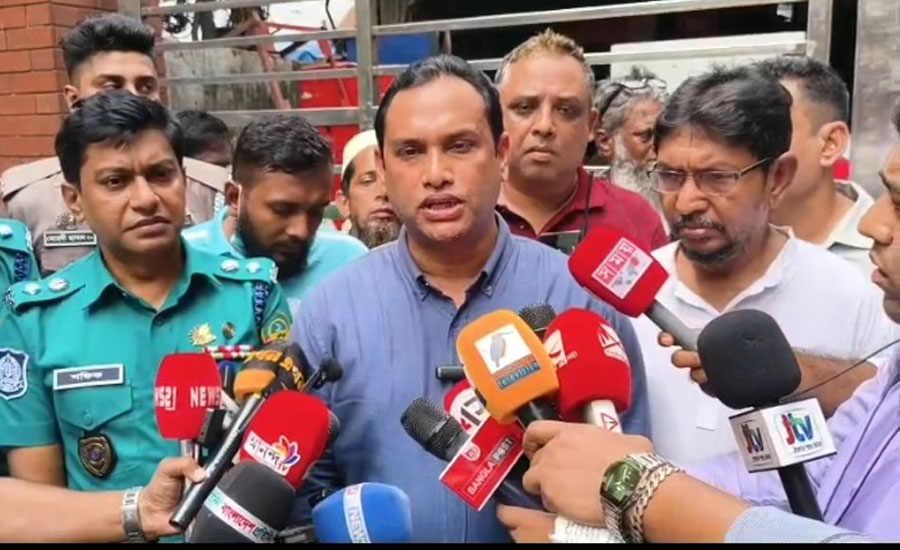 টঙ্গীর হাজির মাজার বস্তিতে রাজউকের উচ্ছেদ অভিযান, গুঁড়িয়ে দেওয়া হলো অবৈধ স্থাপনা