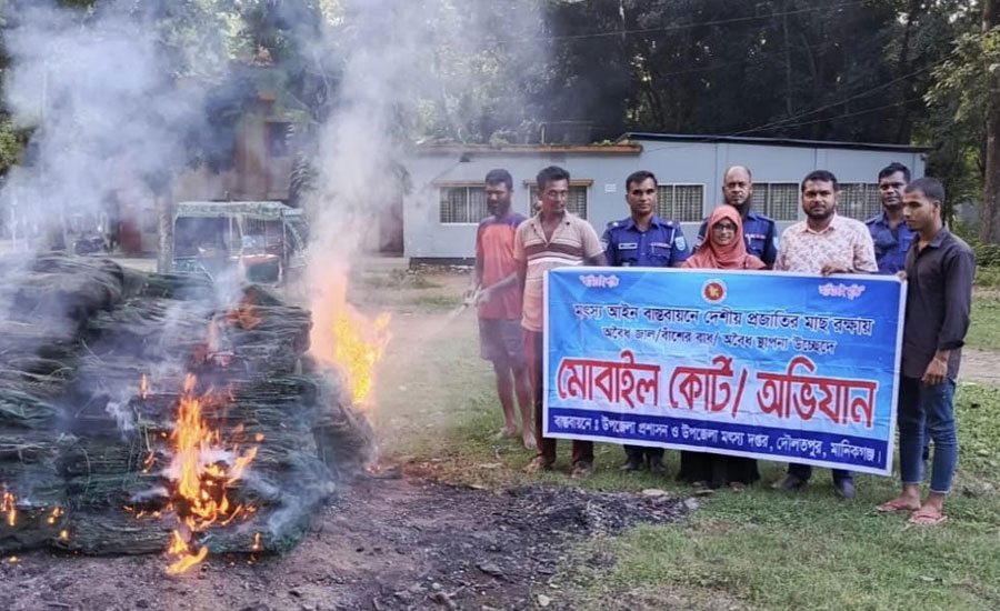 দৌলতপুরে প্রায় নয় লাখ টাকার নিষিদ্ধ চায়না দুয়ারি জাল ধ্বংস