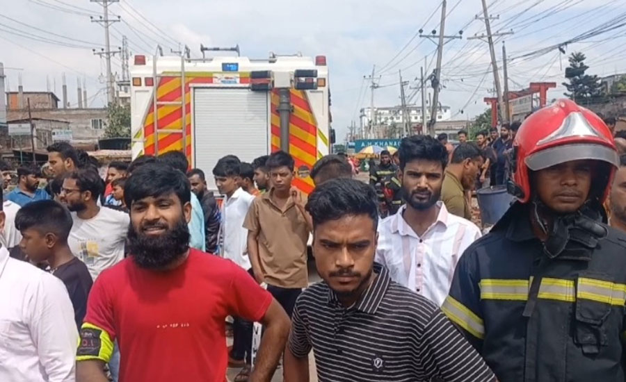 বাসচাপায় নারী শ্রমিক নিহত, ক্ষোভে মহাসড়কে বাসে আগুন