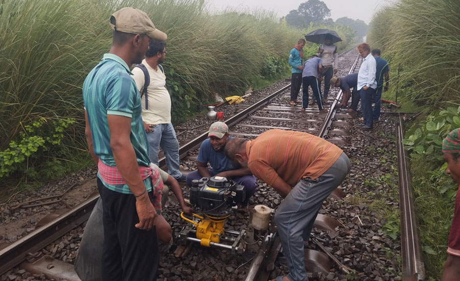 রেললাইন ভেঙ্গে যাওয়ায় রাজশাহীর সঙ্গে সারাদেশের রেল যোগাযোগ প্রায় দুই ঘণ্টার বিচ্ছিন্ন ছিল