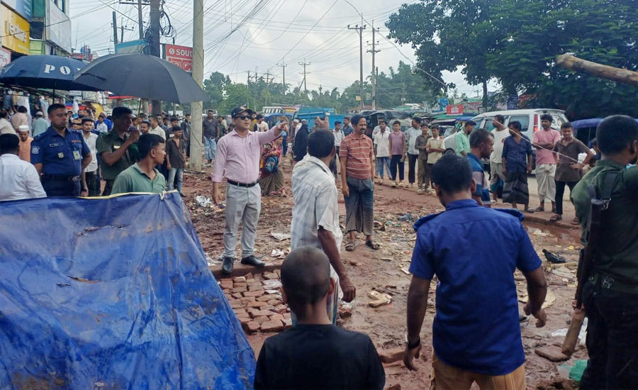 ঈদগাঁওয়ে ফুটপাত দখলমুক্ত করতে প্রশাসনের অভিযান