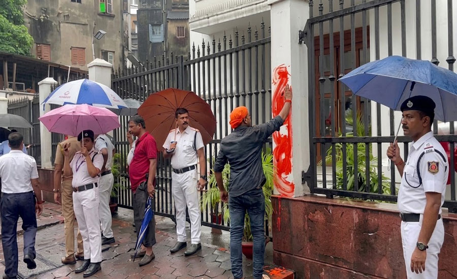 ভারতের আনন্দবাজার পত্রিকা অফিসে হিন্দুত্ববাদীদের হামলা