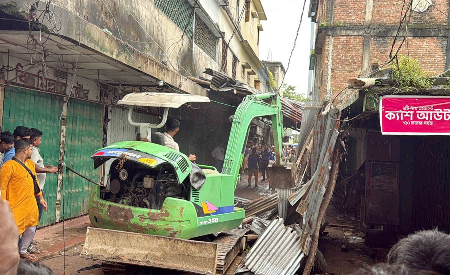 ‎দুই দিনে গুঁড়িয়ে দেওয়া হলো সাত শতাধিক অবৈধ স্থাপনা, চলবে অভিযান