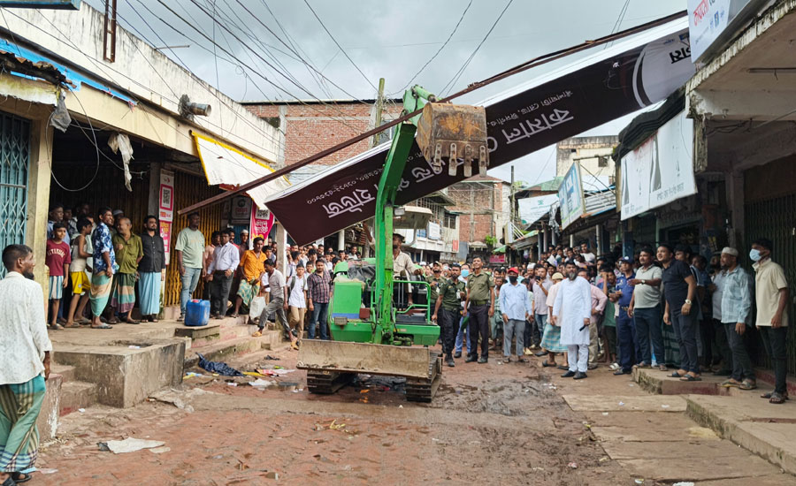‎দুই দিনে গুঁড়িয়ে দেওয়া হলো সাত শতাধিক অবৈধ স্থাপনা, চলবে অভিযান
