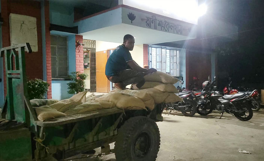 সরকারি বস্তায় ১০২ বস্তা চাল,মালিকানায় ধোঁয়াশা