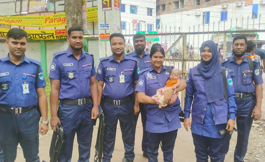 সাতক্ষীরায় পরীক্ষা কেন্দ্রে শিশুর দেখাশোনা করে প্রশংসায় ভাসছেন পুলিশ কনস্টেবল শিল্পী