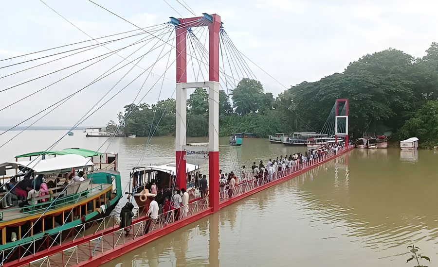 সপ্তাহ পর ভেসে উঠল রাঙামাটির ঝুলন্ত সেতু, পর্যটকদের উপচেপড়া ভিড়