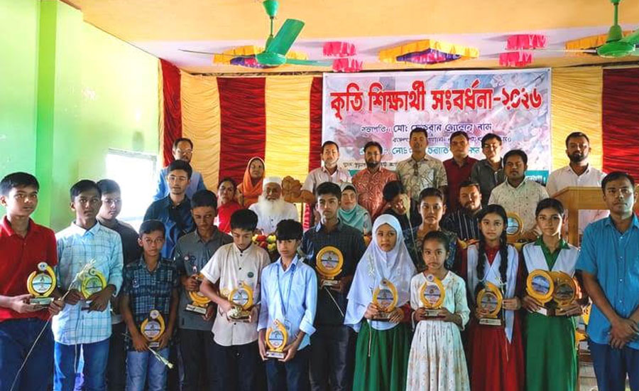 দুর্গাপুরে কৃতি শিক্ষার্থীকে সংবর্ধনা, সম্মাননা ক্রেস্টের সাথে গাছের চারা উপহার
