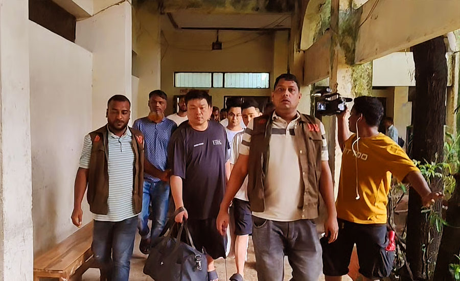 কক্সবাজারে ১ হাজার ৯৩৮টি আইফোন নিয়ে কী করছিলেন চীন ও তাইওয়ানের নাগরিকেরা