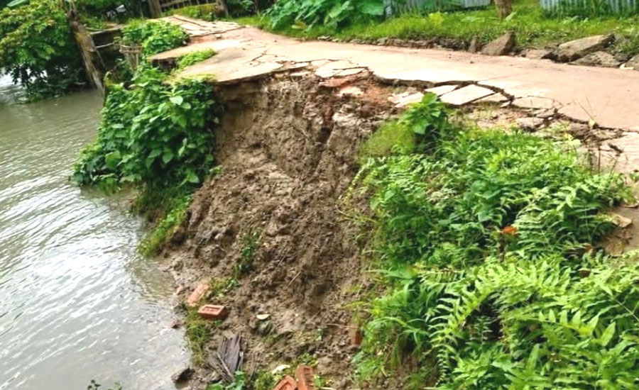 খালের গর্ভে সড়ক, জনজীবনে চরম ভোগান্তি