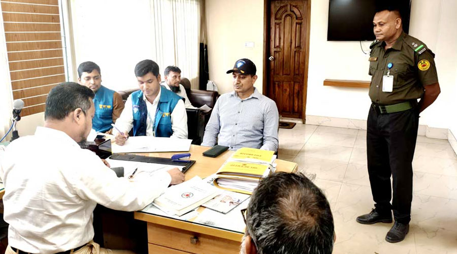 ১৫ হাজার টাকায় ড্রাইভিং লাইসেন্স: বিআরটিএর ইকুরিয়া কার্যালয়ে দুদকের অভিযান
