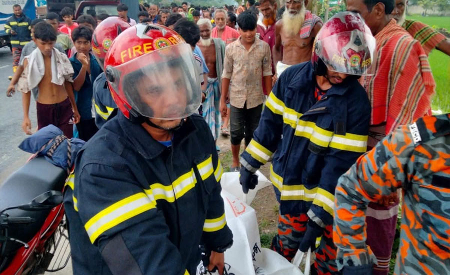 ‎ইউটার্ণের সময় ভ্যানগাড়ির পিছন থেকে পড়া নারী বাস চাপায় ও অ্যাম্বুলেন্স চাপায় পুরুষের মৃত্যু