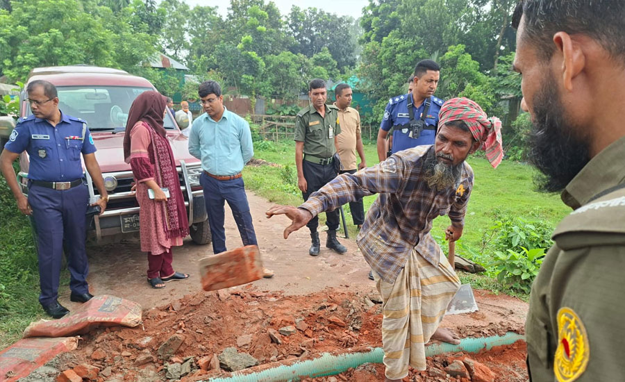 দৌলতপুরে পুরাতন ধলেশ্বরী নদীতে অবৈধভাবে বালু উত্তোলনের অভিযোগে ৬টি ড্রেজারের সংযোগ বিচ্ছিন্ন