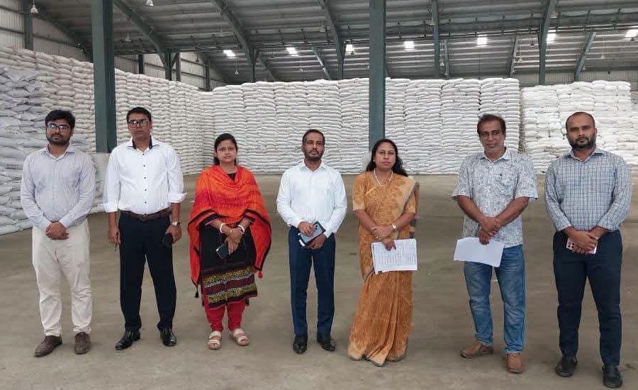 ঝিনাইগাতীতে বাফার গোডাউন পরিদর্শন করলেন জেলা প্রশাসক 