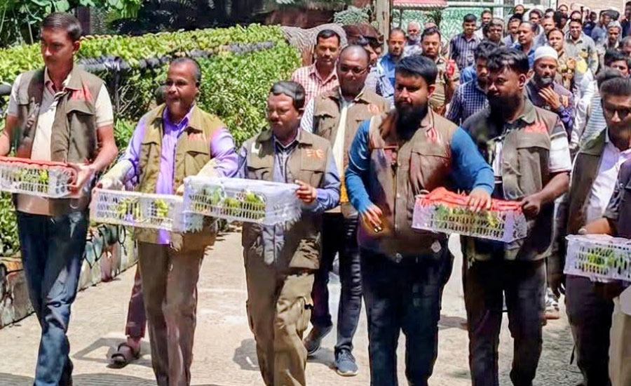 ঠনঠনিয়া বাসস্ট্যান্ডে নিষিদ্ধ পেরাকিট টিয়া পাখি উদ্ধার, বনে অবমুক্ত