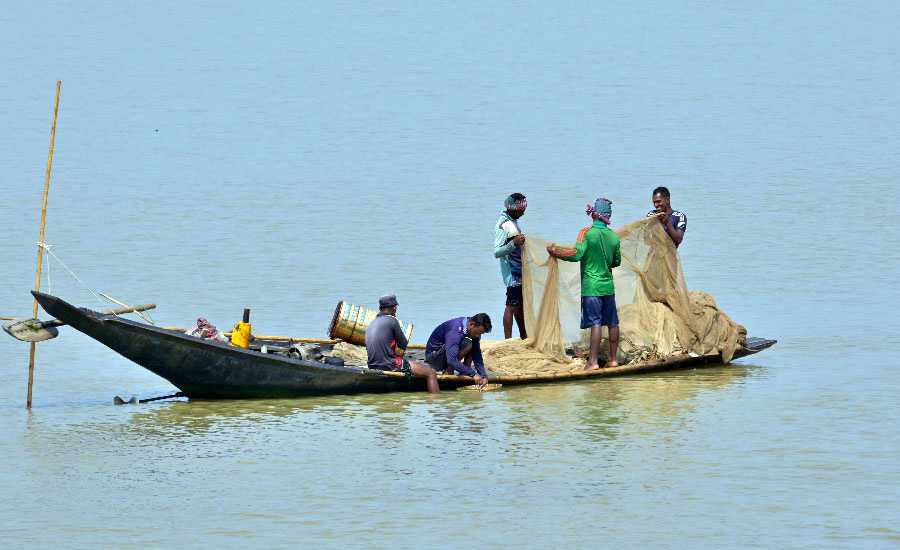 কিশোরগঞ্জে হাওরে মাছ ধরার সময় বজ্রপাতে চাচা-ভাতিজার মৃত্যু