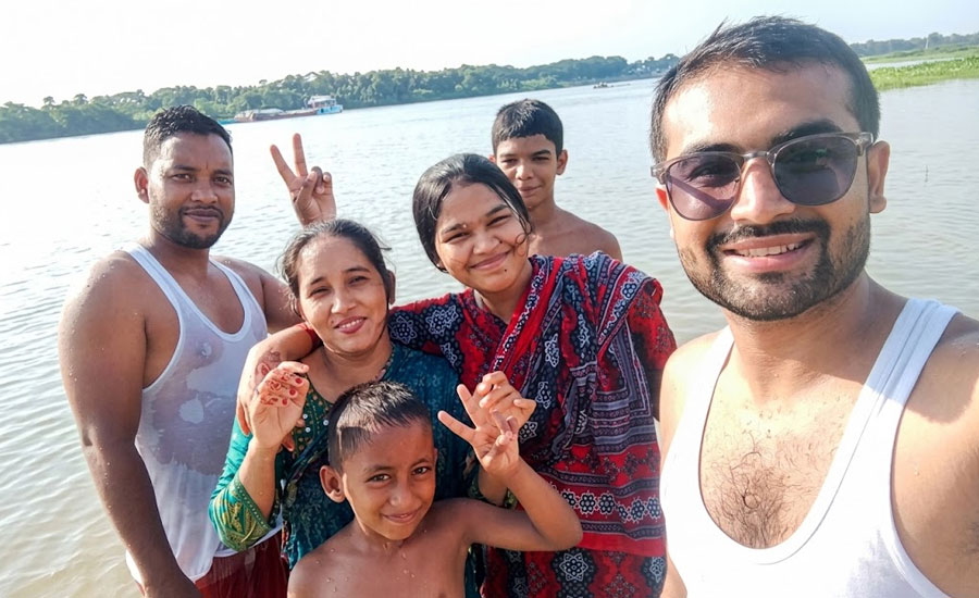 স্রোতে তলিয়ে যাচ্ছিলেন পাঁচজন, ঝাঁপ দিয়ে দুজনকে উদ্ধার করে মারা গেলেন তরুণ