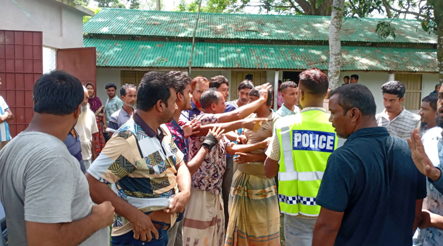 বাগমারায় বিদ্যালয়ে অনিয়মের অভিযোগ ঘিরে উত্তেজনা, দু’পক্ষের ধস্তাধস্তি