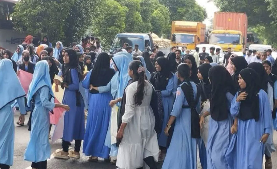 বাসচাপায় স্কুলছাত্রী নিহত, জনতার সড়ক অবরোধ