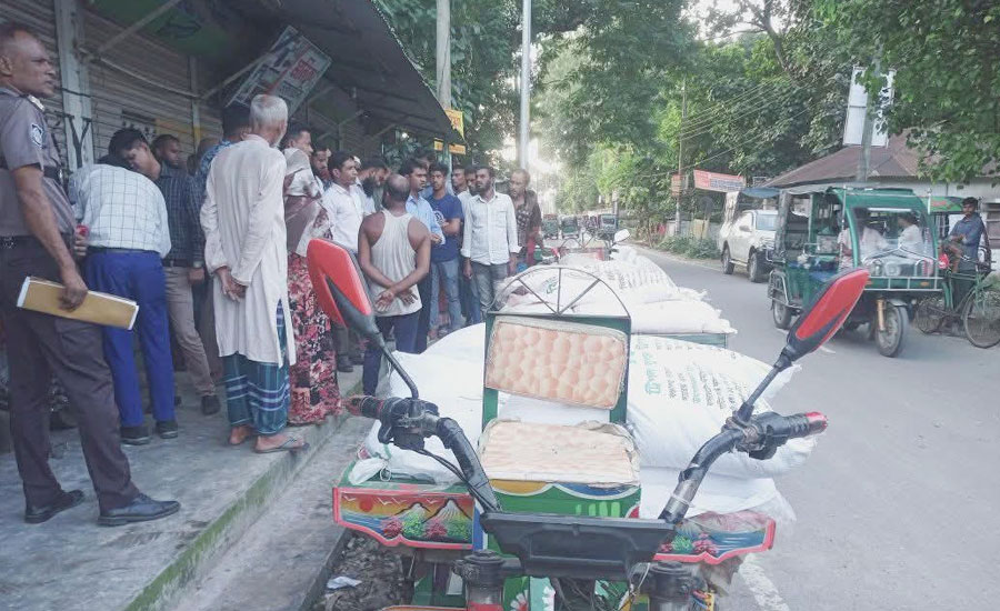 শ্রীবরদীতে পাচারের সময় কৃষকদের হাতে ধরা পড়ল ২৪ বস্তা সার