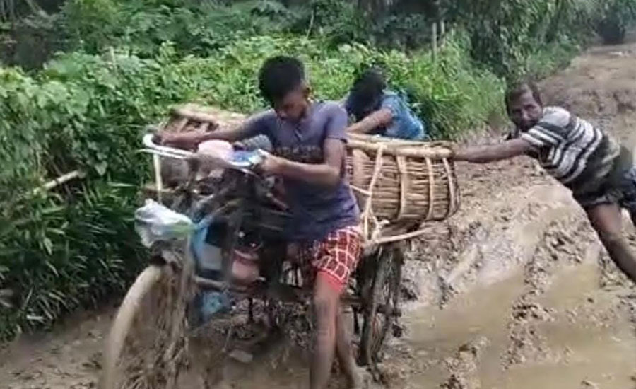 সিংড়ায় দেড় কিলোমিটার কাঁচা রাস্তায় চরম দুর্ভোগ, শত শত মানুষের ভোগান্তি 