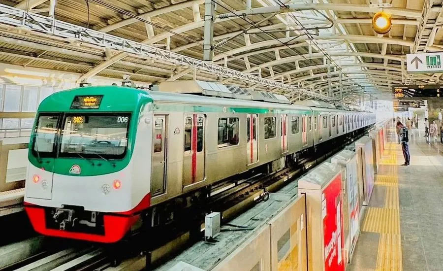 মেট্রোরেল হঠাৎ বন্ধ