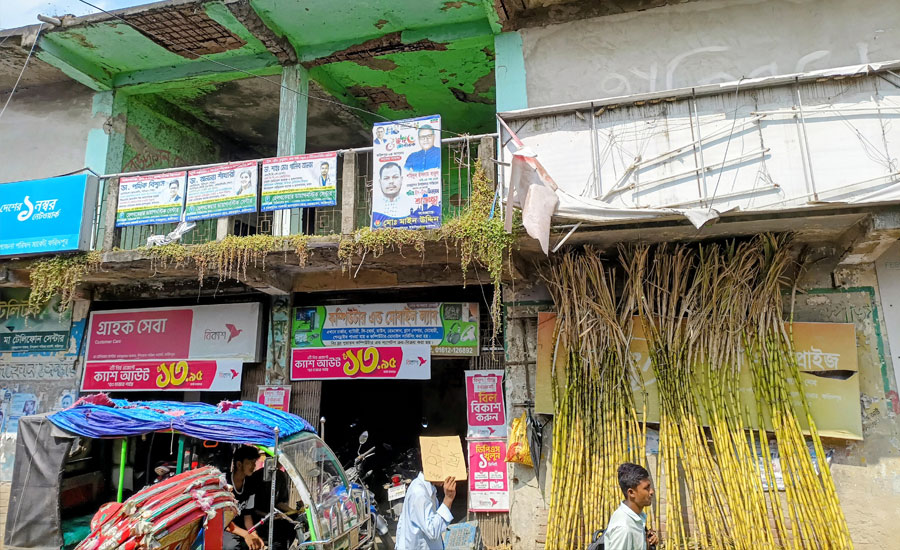 চরভদ্রাসন উপজেলা পরিষদ মার্কেট ভবনে ফাটল, পরিদর্শনে ইউএনও