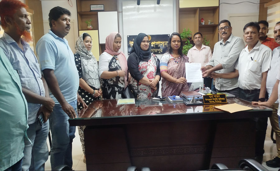 বীরগঞ্জ উপজেলা নির্বাহী অফিসার সুমা খাতুনের কাছে স্বরলিপি হস্তান্তর করেন নাগরিক অধিকার সুরক্ষা নেটওয়ার্ক, ব্লাস্ট দিনাজপুর কমিটি। 