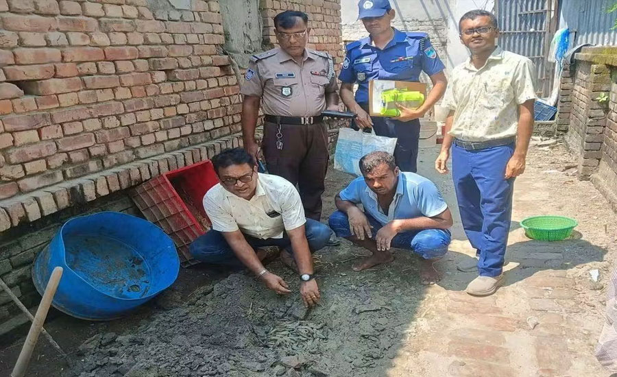 পাইকগাছায় অপদ্রব্য পুশবিরোধী অভিযান: ৩ ব্যবসায়ীকে জরিমানা, ১০ কেজি চিংড়ি বিনষ্ট