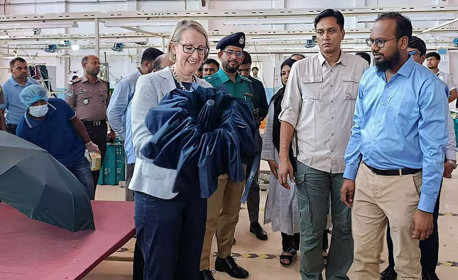 প্রাণ-আরএফএলের কারখানা ঘুরে দেখলেন ব্রিটিশ হাই কমিশনার