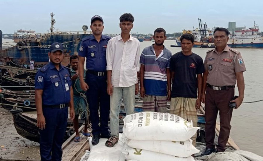 চট্টগ্রাম থেকে মিয়ানমারে সার পাচার চক্রের ৩ সদস্য গ্রেপ্তার