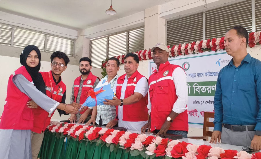 বন্যায় ক্ষতিগ্রস্ত ২৫০ পরিবারকে ত্রাণ ও ৮ হাজার টাকা সহায়তা