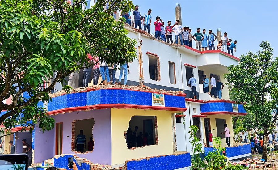 শিশুশিক্ষার্থীকে ধর্ষণের পর হত্যা, আসামির বাড়ি গুঁড়িয়ে দিল জনতা