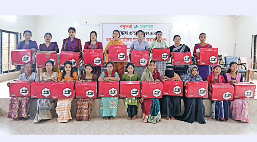 পাহাড়ের ১০০ নারীর হাতে সেলাই মেশিন দিল বসুন্ধরা শুভসংঘ