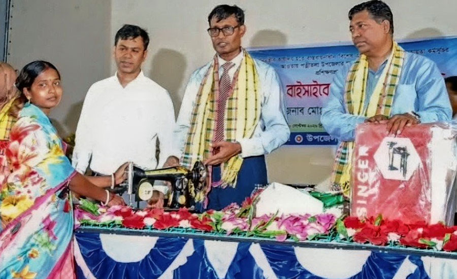 পত্নীতলায় ক্ষুদ্র নৃ-গোষ্ঠীদের মাঝে সহায়তা উপকরণ বিতরণ