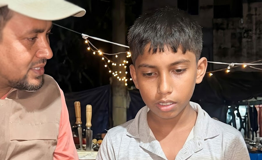 মোবাইল না দেওয়ায় বাবা-মায়ের বিরুদ্ধে থানায় ষষ্ঠ শ্রেণির ছাত্র