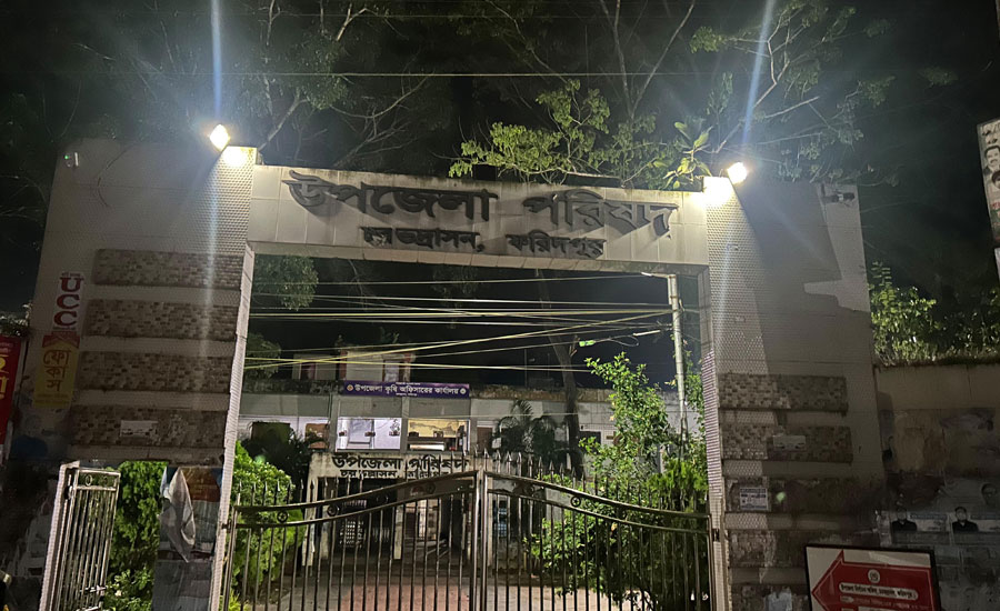 চরভদ্রাসনে নতুন সময়ের খবরে মিলল সুফল, উপজেলা পরিষদ গেটে নতুন লাইট