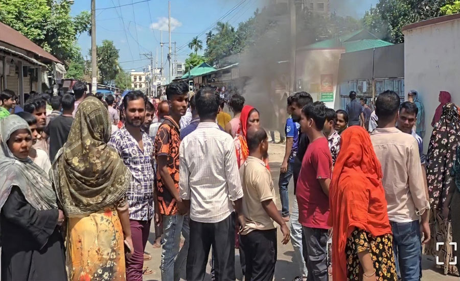 দুই মাসের বেতন বকেয়া, কোনাবাড়ীতে সড়কে গার্মেন্টস শ্রমিকরা