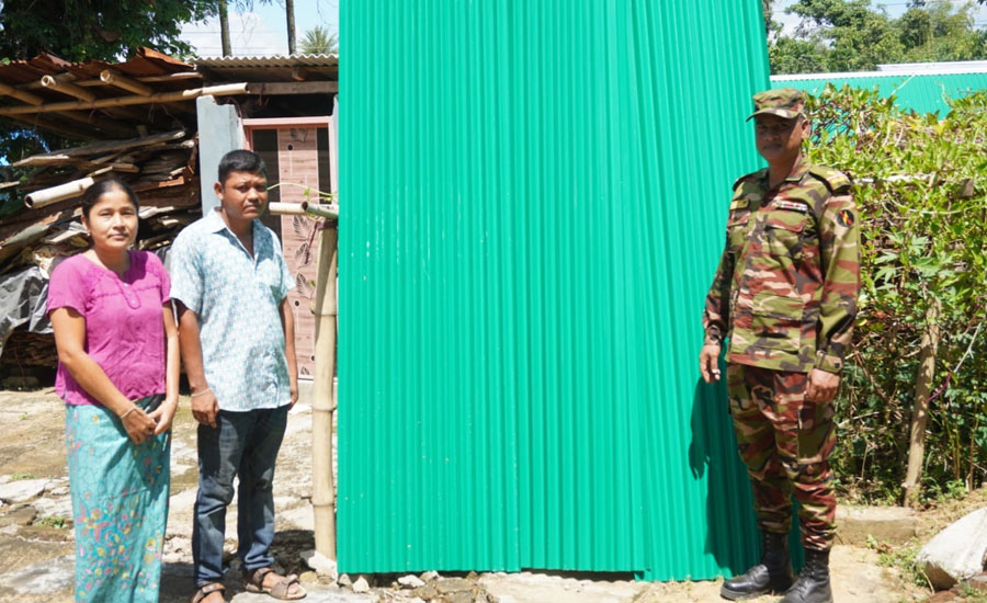গুইমারার রামসু বাজারে ক্ষতিগ্রস্ত পরিবারকে ঢেউটিন ও তরুণদের ক্রীড়া সামগ্রী দিল সেনাবাহিনী
