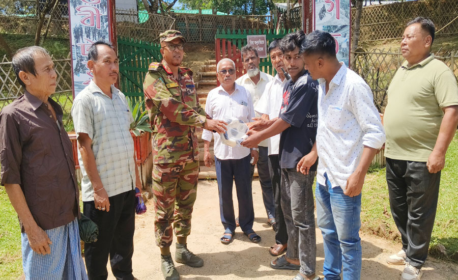 তরুণদের খেলাধুলায় ফেরাতে সেনাবাহিনীর ক্রীড়া সামগ্রী বিতরণ