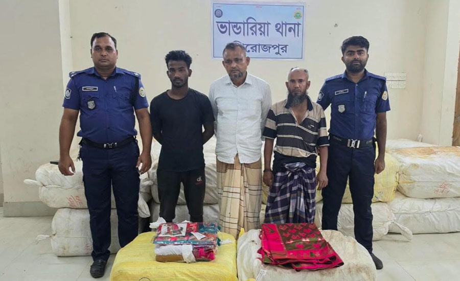 ভাণ্ডারিয়ায় ১৩ লাখ টাকার ভারতীয় শাড়ি-পাঞ্জাবিসহ আটক তিনজন 