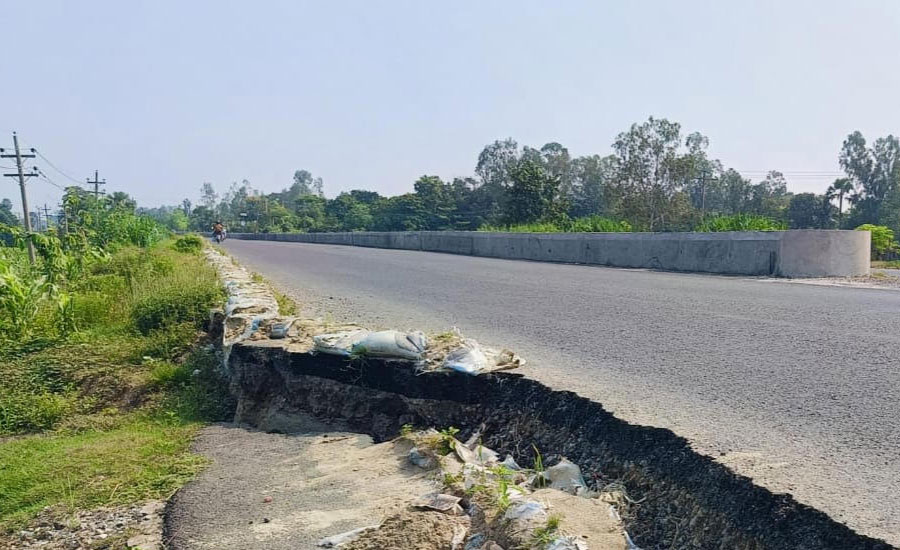 নাটোর-বগুড়া মহাসড়কে ধস, দুর্ঘটনার আশঙ্কা