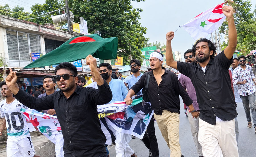 শরীয়তপুরে নিষিদ্ধ ছাত্রলীগের নেতা-কর্মীদের ঝটিকা মিছিল, জড়িত সন্দেহে তরুণ আটক