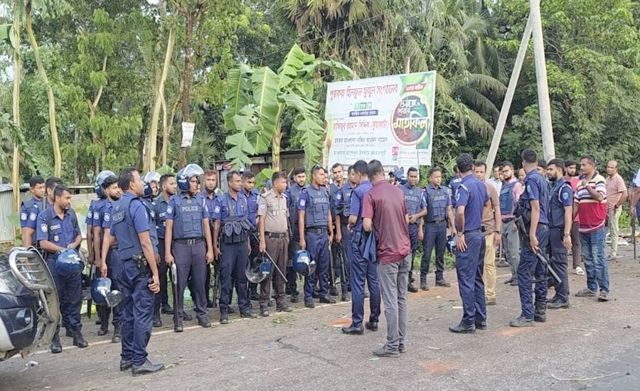 নাঙ্গলকোট-মনোহরগঞ্জ সংঘর্ষে কারখানায় হামলা করে লুটপাটের অভিযোগ