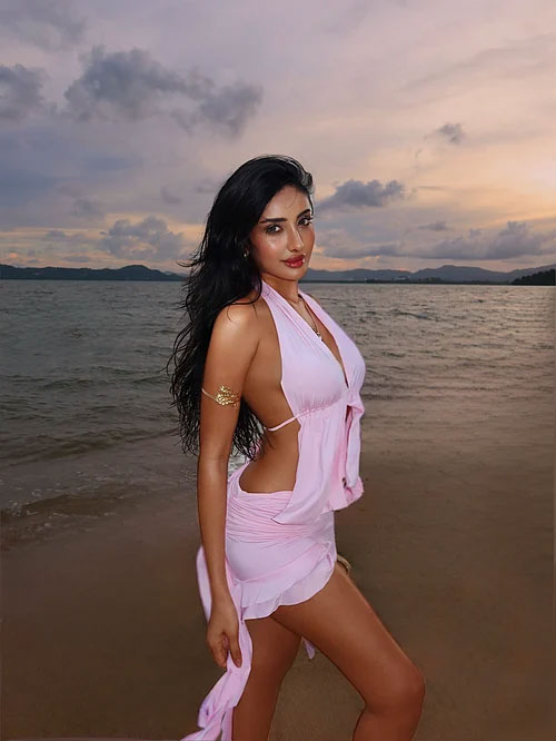 এ মুহূর্তটা যদি ধরে রাখা যেত: সানসেট মোমেন্টে মিথিলার আবেদনময় বিচ লুক