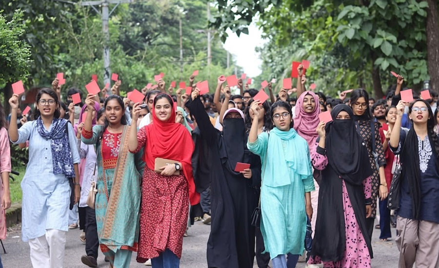 চুয়েটে বিক্ষোভ চলছে, নতুন উপাচার্যকে লাল কার্ড দেখালেন শিক্ষার্থীরা