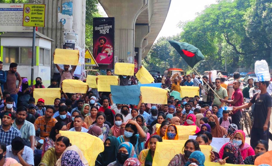 নিয়োগপত্রের দাবিতে প্রাথমিকের নিয়োগবঞ্চিতদের শাহবাগে অবস্থান